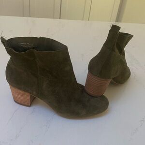 Steve Madden army green suede Harber booties sz 7